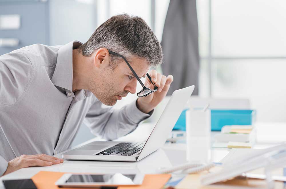 wysoka krókowzroczność - mężczyzna przy laptopie